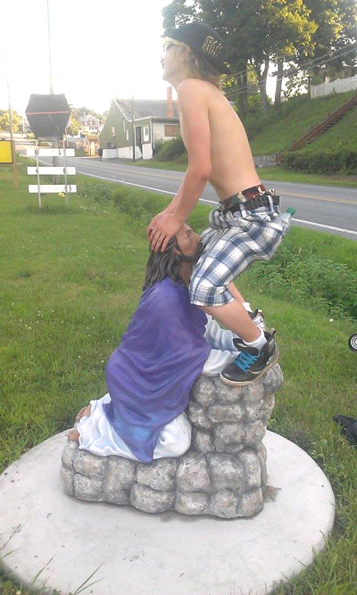 pajesusstatue.jpg