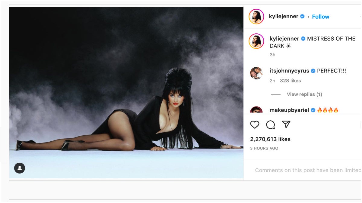 Kylie-Jenner-Halloween-Elvira.jpg
