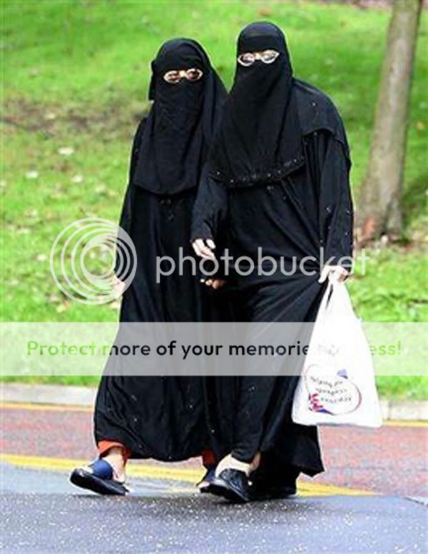 Muslimwomenshopping.jpg
